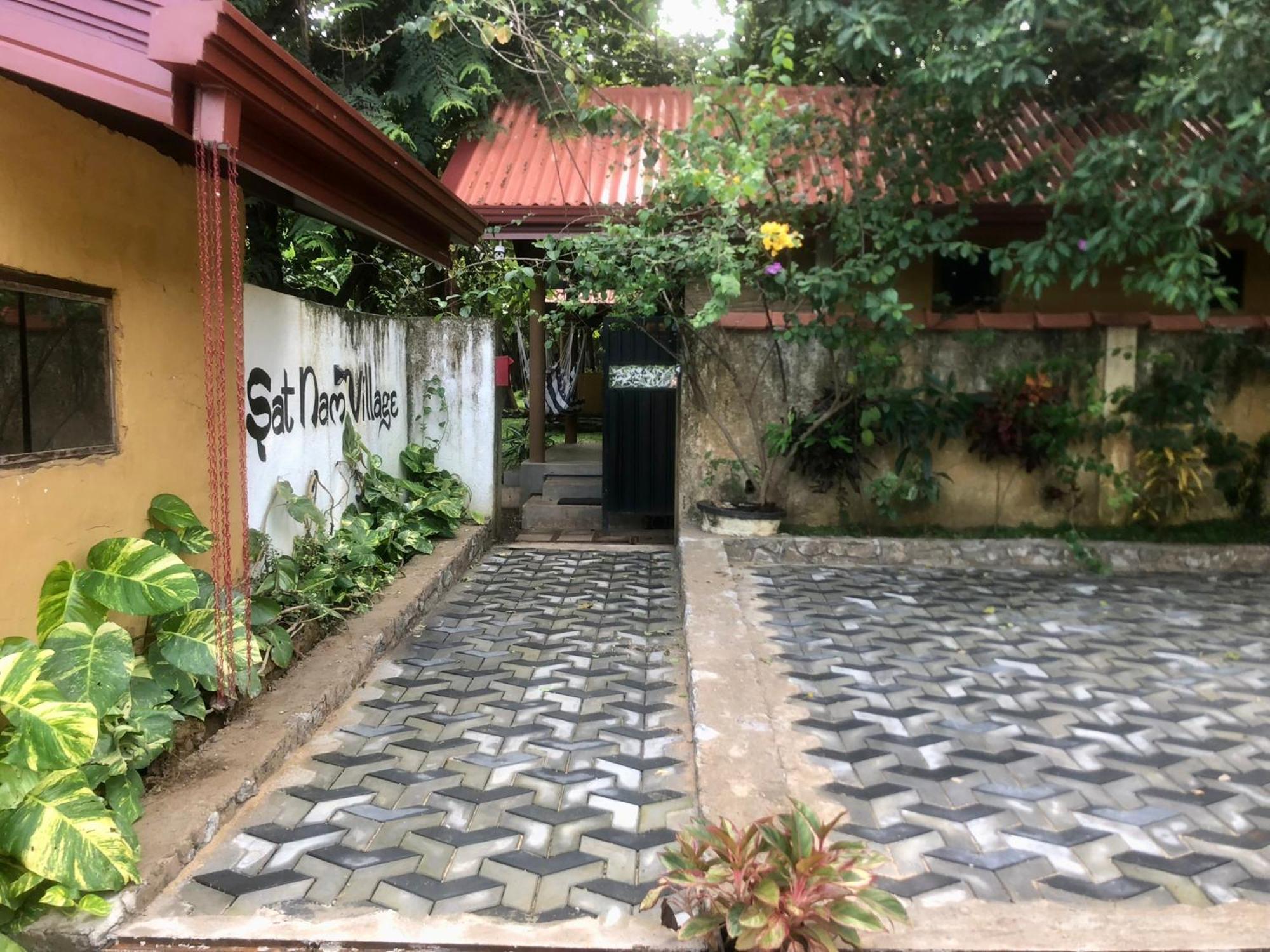 Sat Nam Village Hotel 锡吉里亚 外观 照片