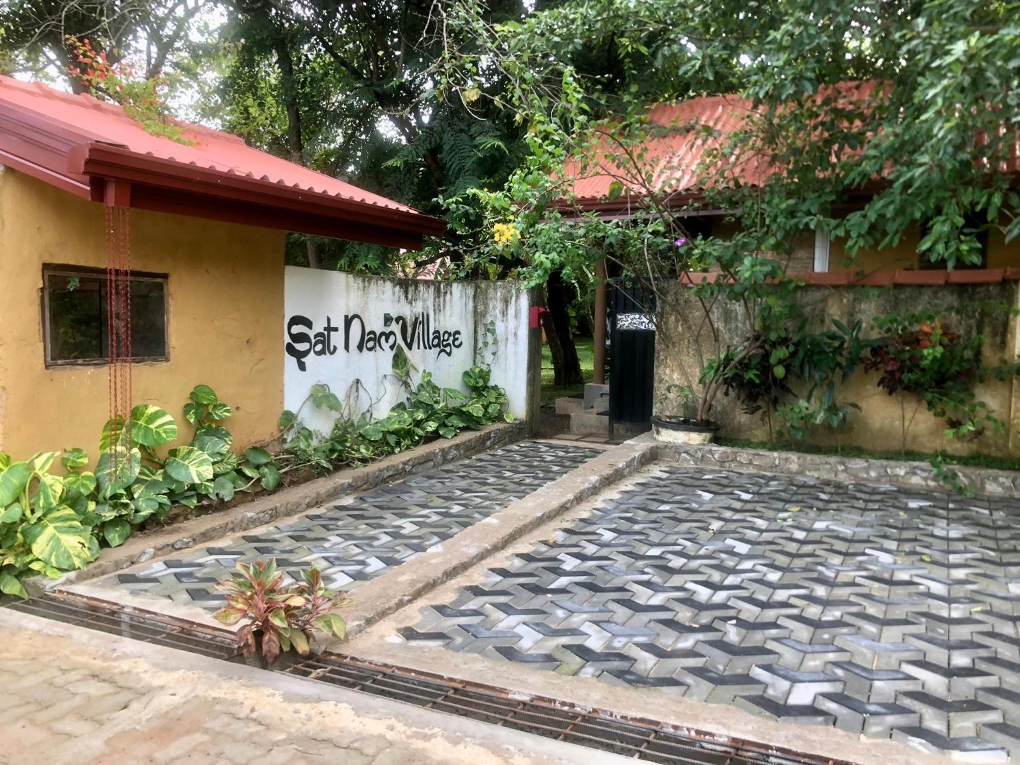 Sat Nam Village Hotel 锡吉里亚 外观 照片